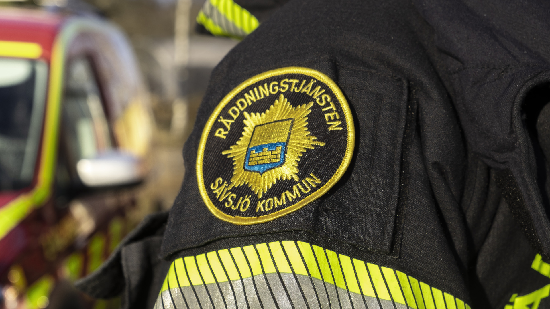 Axeln på en brandman som visar emblem/logotyp för räddningstjänsten i Sävsjö kommun i närbild
