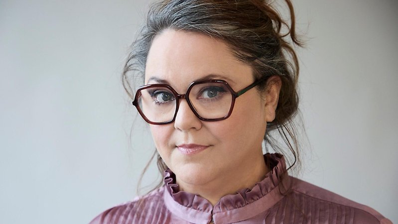 två personer som tittar på en datorskärm (AI-genererad)