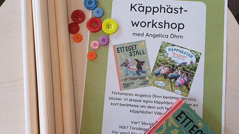 två personer som tittar på en datorskärm (AI-genererad)