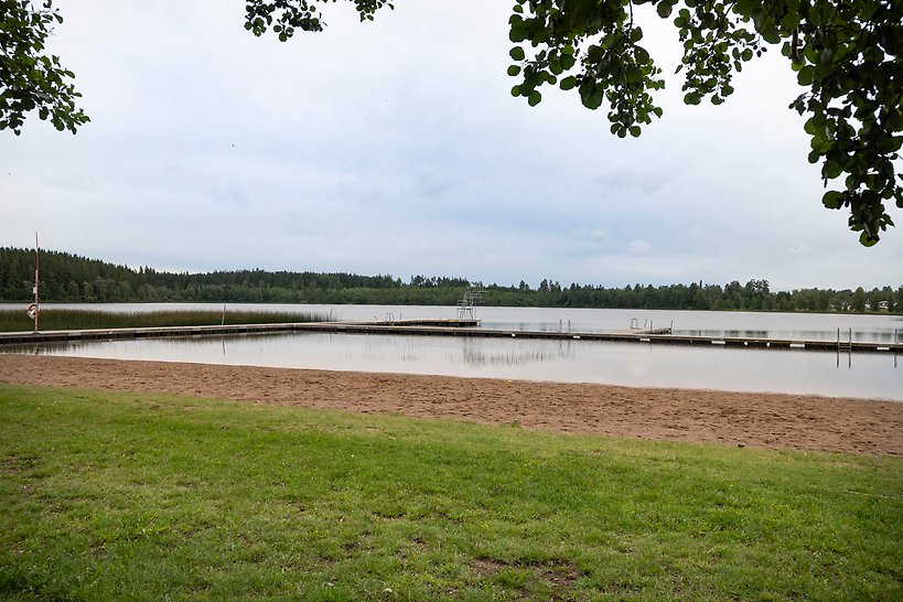 Gräsyta, brygga och sjö