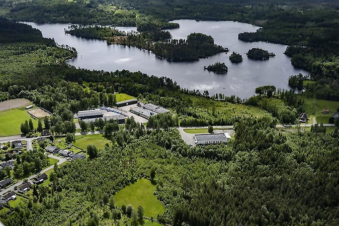 Bilden visar ett flytfoto över delar av Rörviks samhälle.