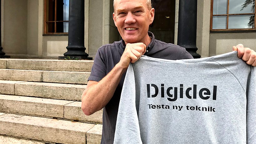 Andreas från Digidel demonstrerar digitalt tryck på tröja.